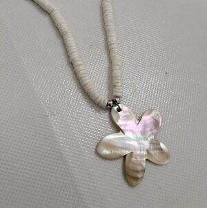 Pearl Shell Flower Pendant Necklace - White